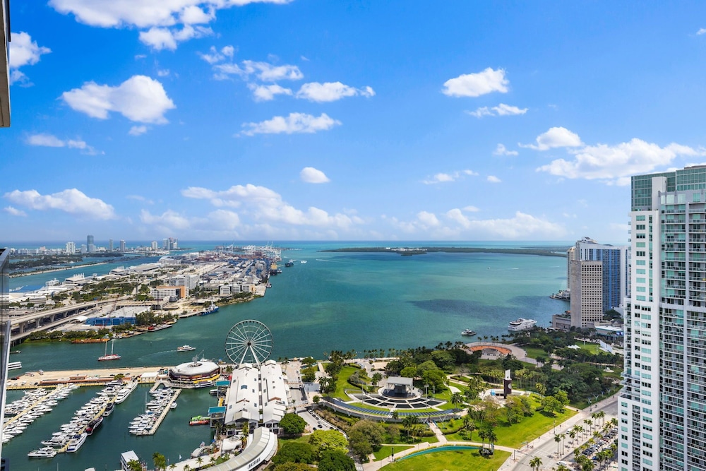 Luxury Condo, Balcony, City View photo 2