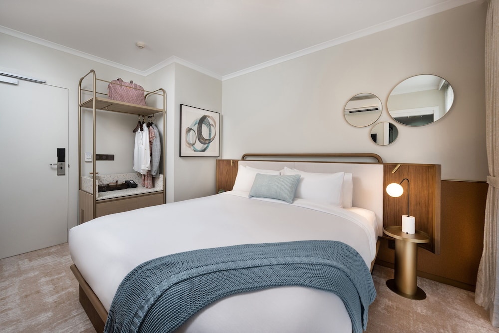 Hotel Deluxe Room - Photo 6