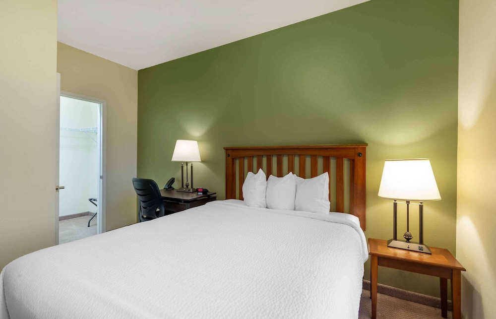 Suite, 1 Bedroom, Non Smoking, Refrigerator & Microwave photo 3