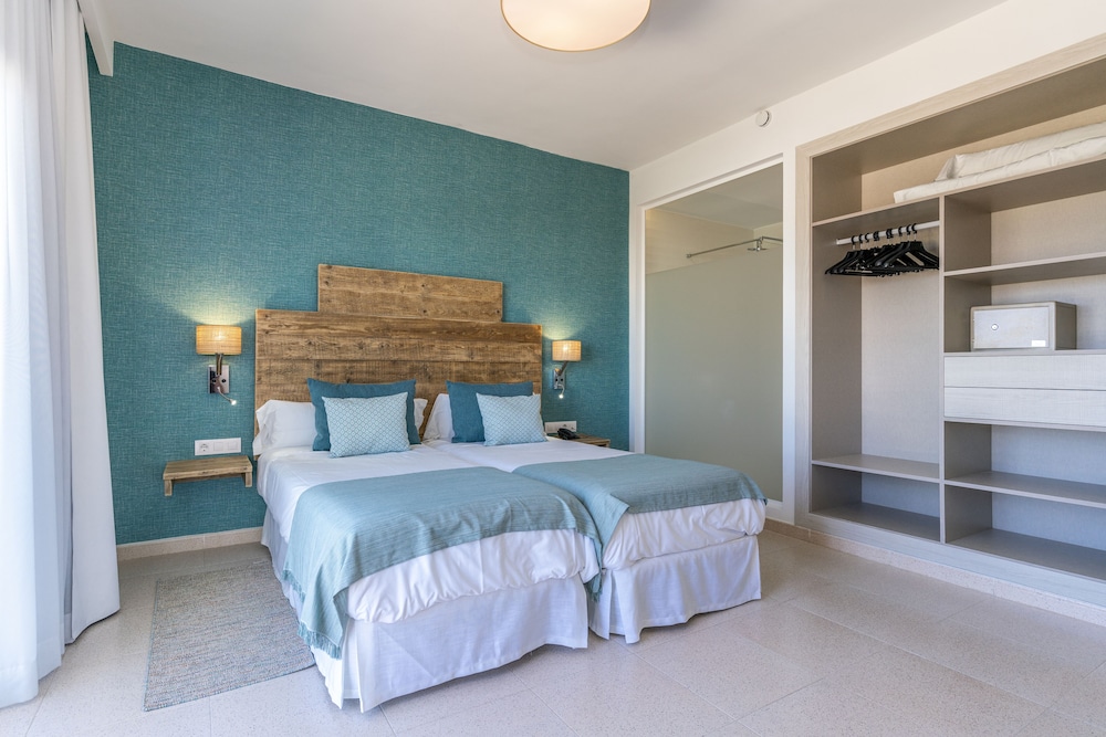 Double Room, Balcony, Sea View photo 3