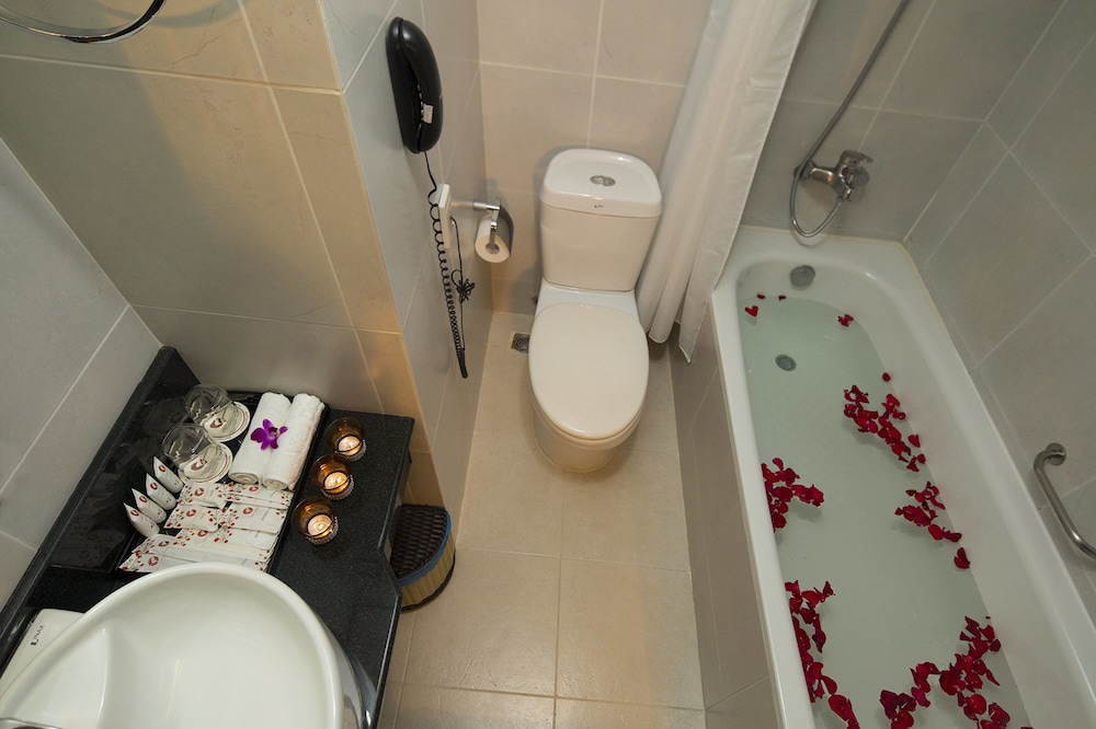 Deluxe Parkview triple room with double and single bed photo 3