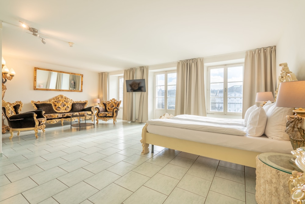 Honeymoon Suite - Photo 1
