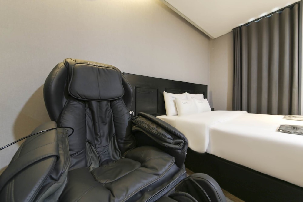 Massage Room - Photo 13