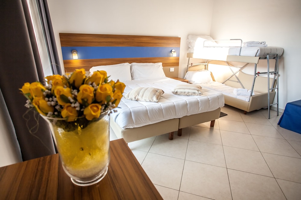 Room (5 Pax) photo 3