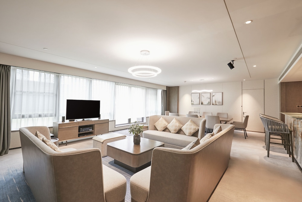 King Ambassador Suite thumbnail 5