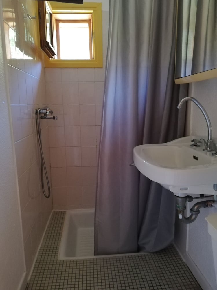 Shared Dormitory (6 pers - shared toilet) photo 2