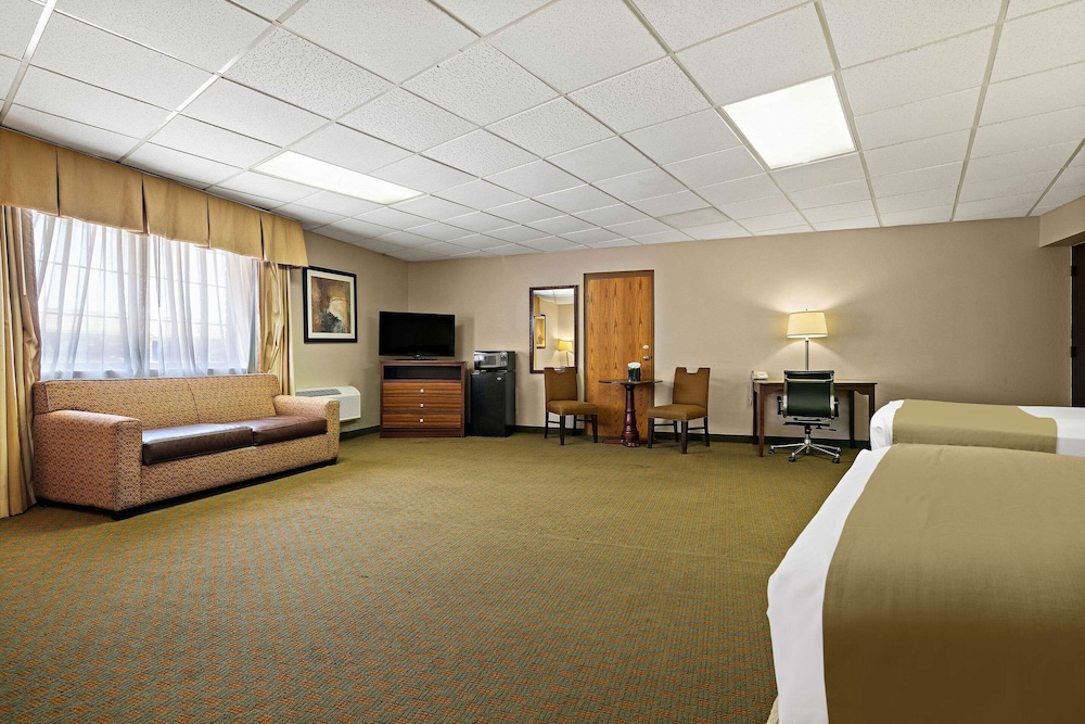 Suite, Multiple Beds, Non Smoking - Photo 2