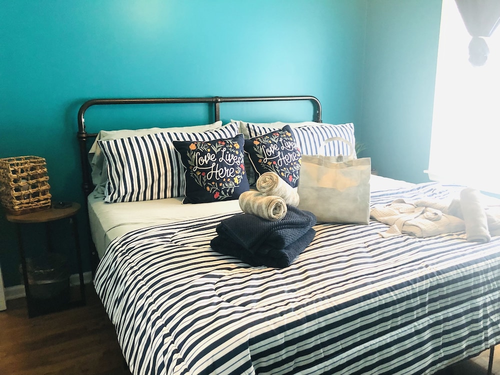 Standard Room, 1 King Bed, Non Smoking, Refrigerator photo 2