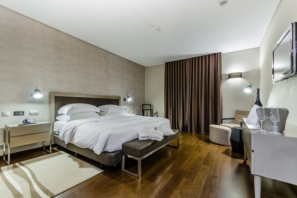 Suite - Photo 1