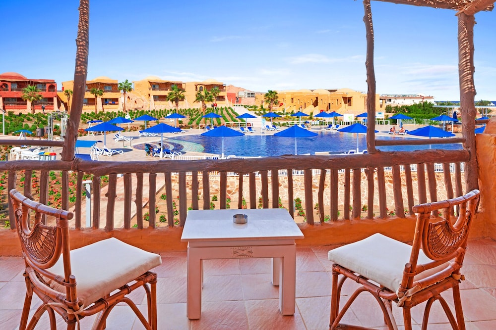Superior Double or Twin Room, Pool View - Photo 4