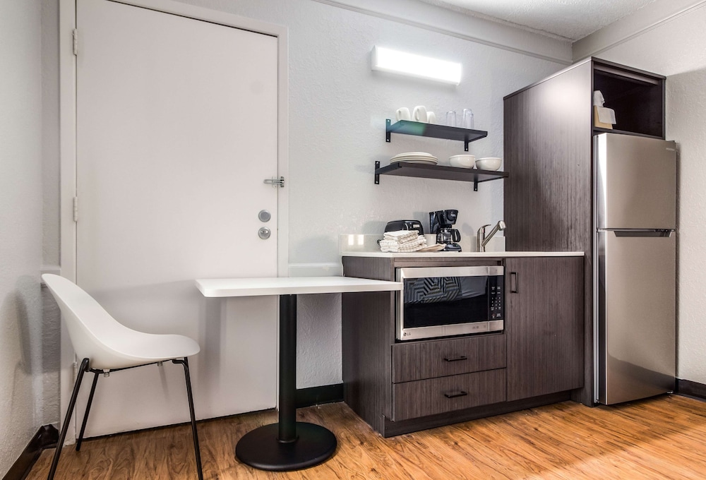 Deluxe Room, 1 King Bed, Non Smoking, Kitchenette - Photo 3