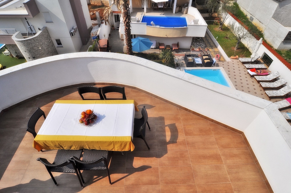Apartment, 3 Bedrooms, Balcony, Partial Sea View