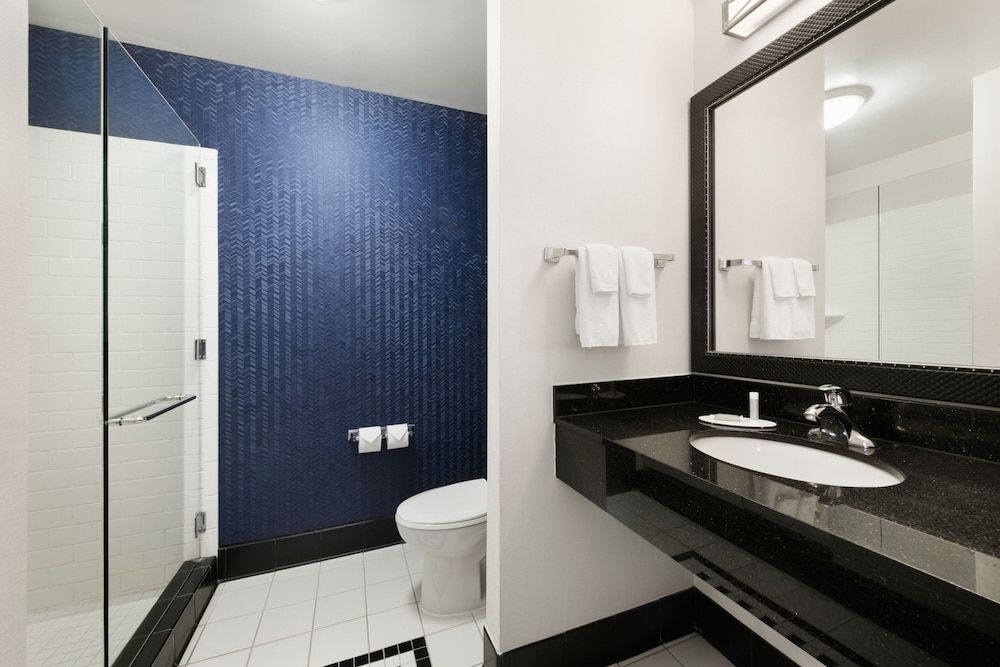 Room, 1 King Bed (Hearing Accessible) - Photo 4