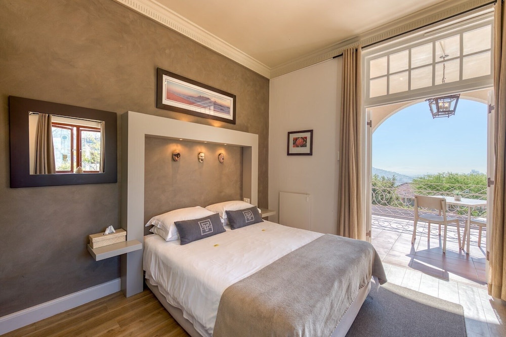 Comfort Room, Patio