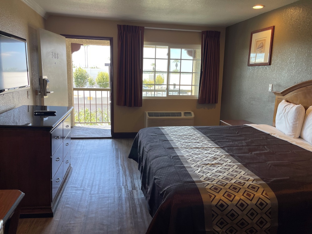 Deluxe Single Room, 1 King Bed photo 3
