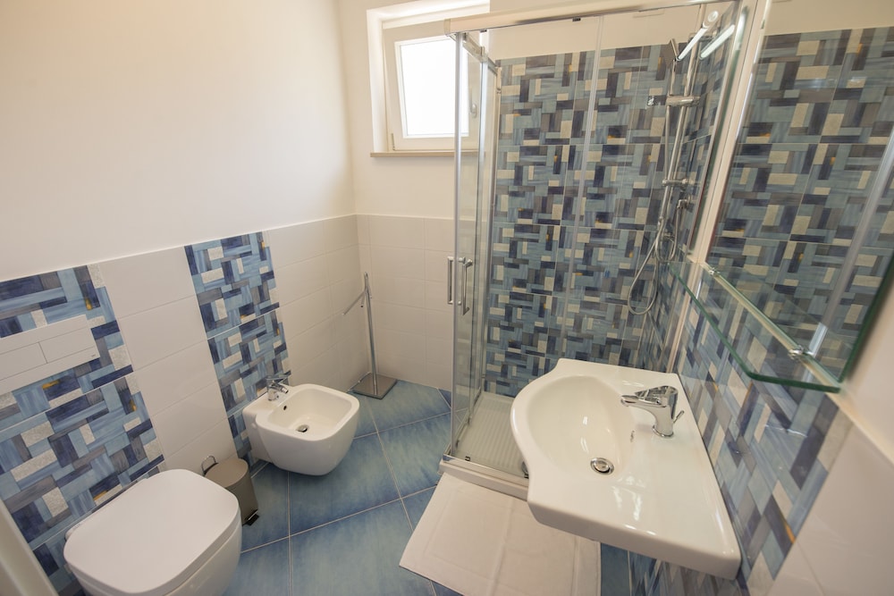 Classic Double Room, City View (201) photo 2