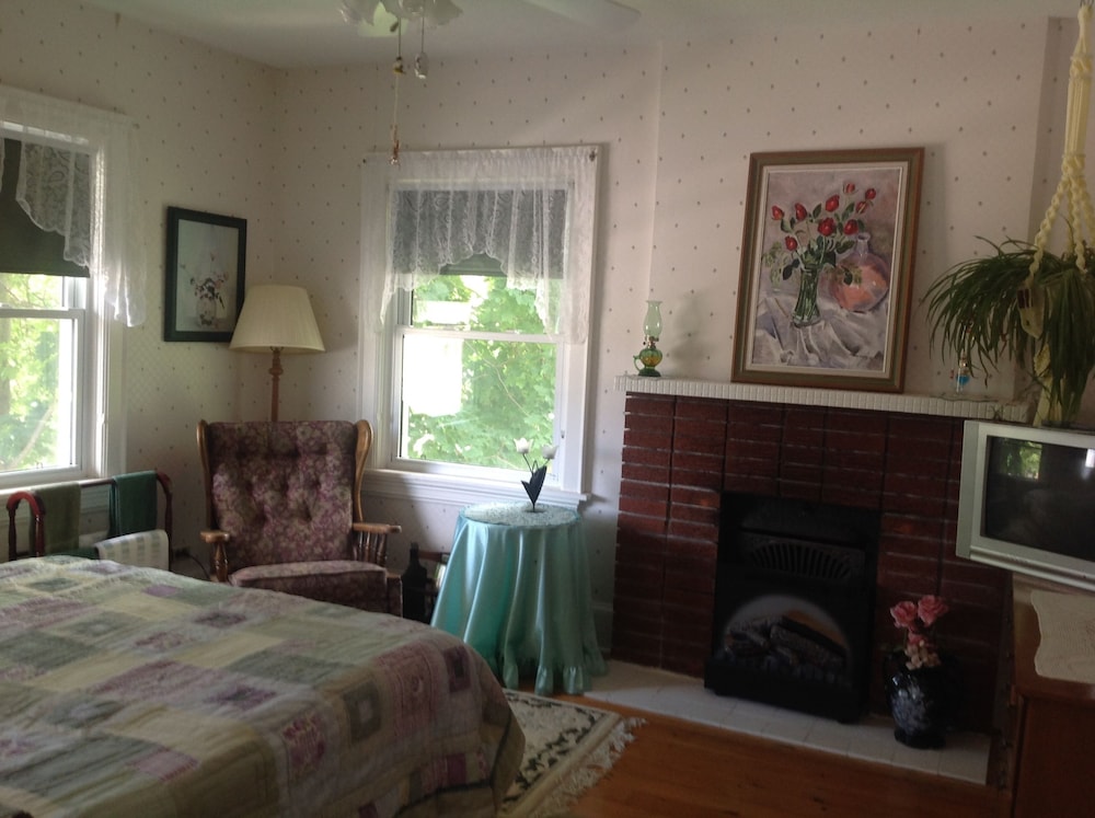 Queen Room, Shared Bath photo 1