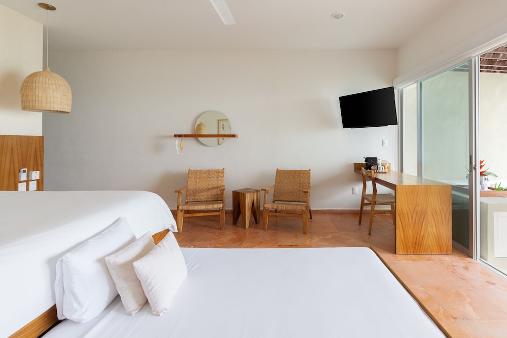 Master Suite Beachfront with Plunge Pool thumbnail 6