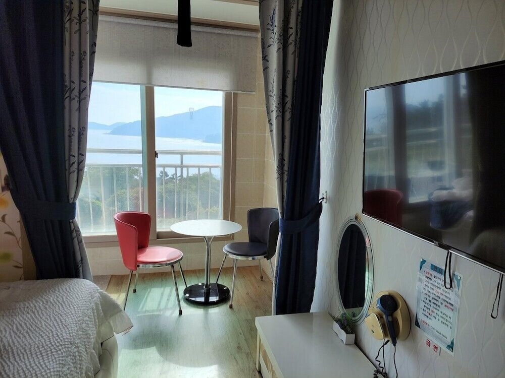 Room (Eunbit-bada)