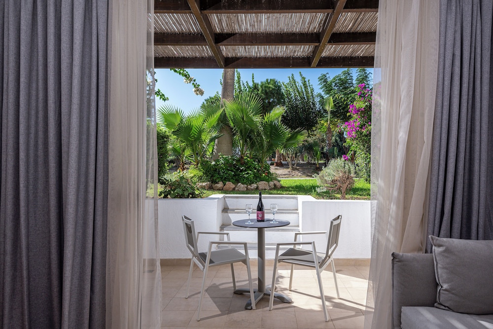 Premium Resort Room Sliding Doors Garden View - Photo 4