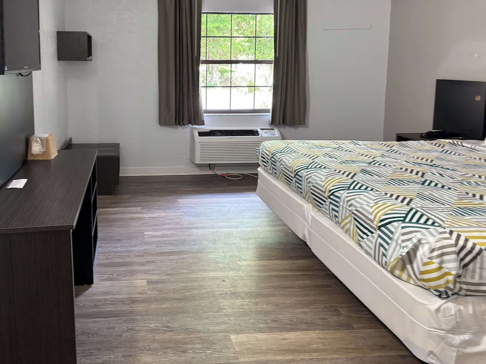 Standard Room, 1 King Bed, Non Smoking - Photo 2