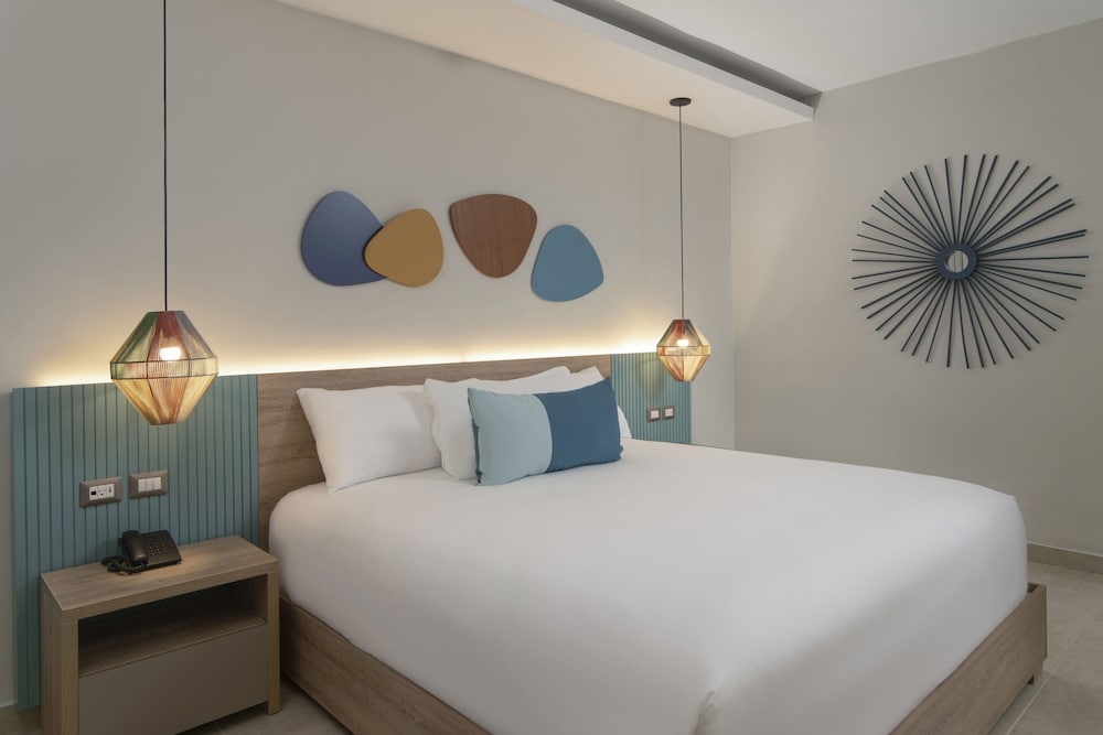 Standard Room, 1 King Bed, Garden View - Photo 3