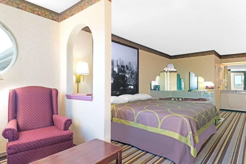 Suite, 1 King Bed, Smoking photo 1