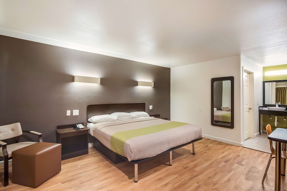 Deluxe Room, 1 King Bed, Accessible, Non Smoking photo 1
