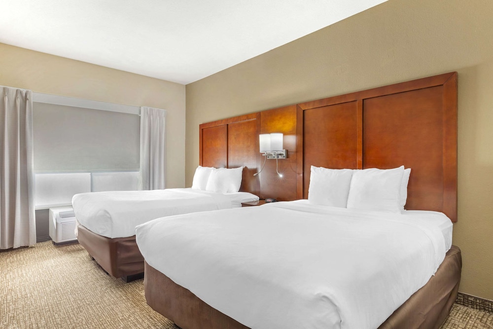 Suite, Multiple Beds, Non Smoking - Photo 1