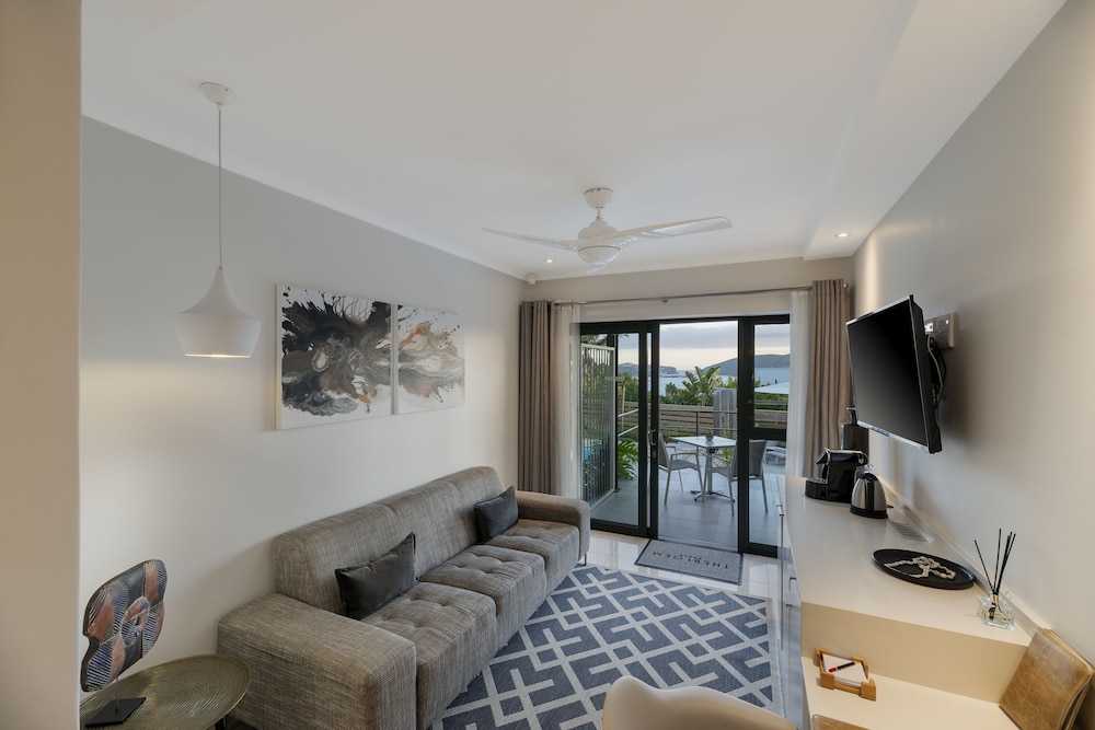 THE BLOEM SUITE TWO photo 1