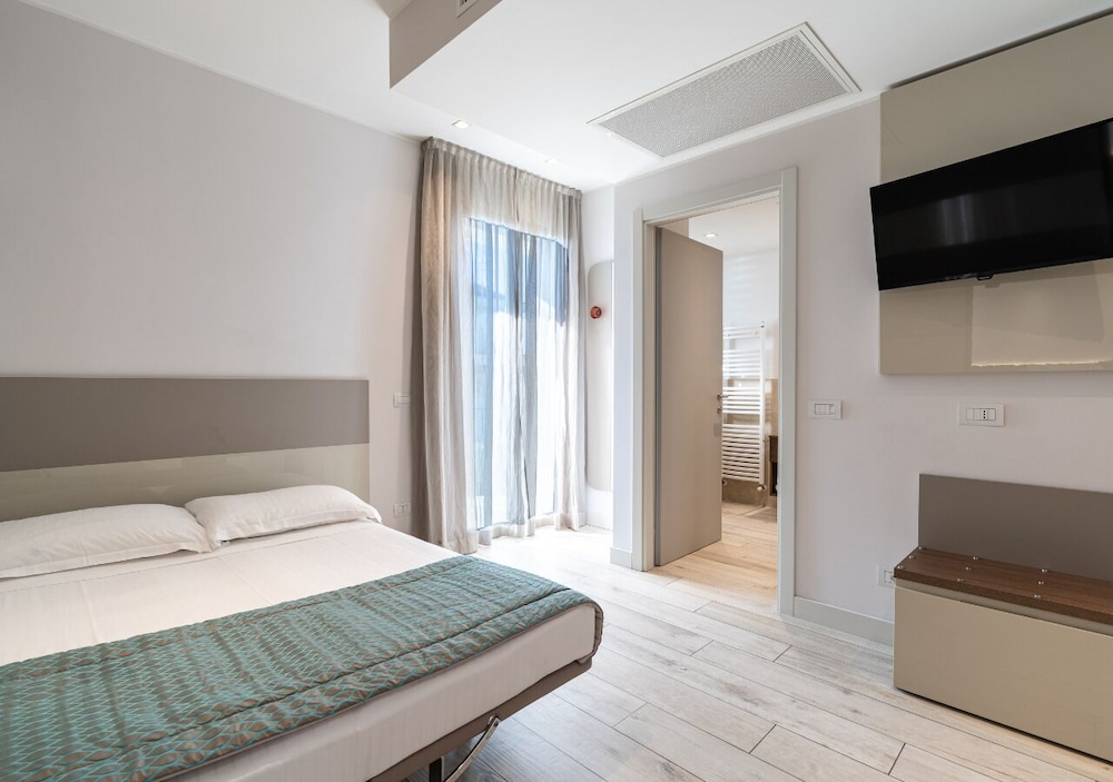 Deluxe Quadruple Room, 2 Bedrooms, Partial Sea View photo 3