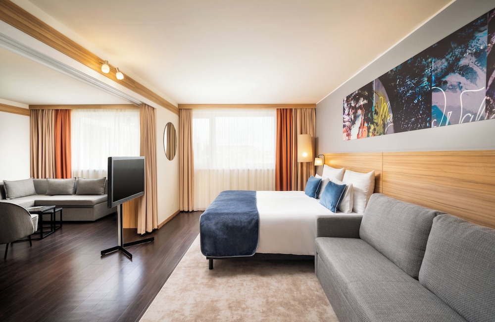 Suite, 1 Queen Bed with Sofa bed