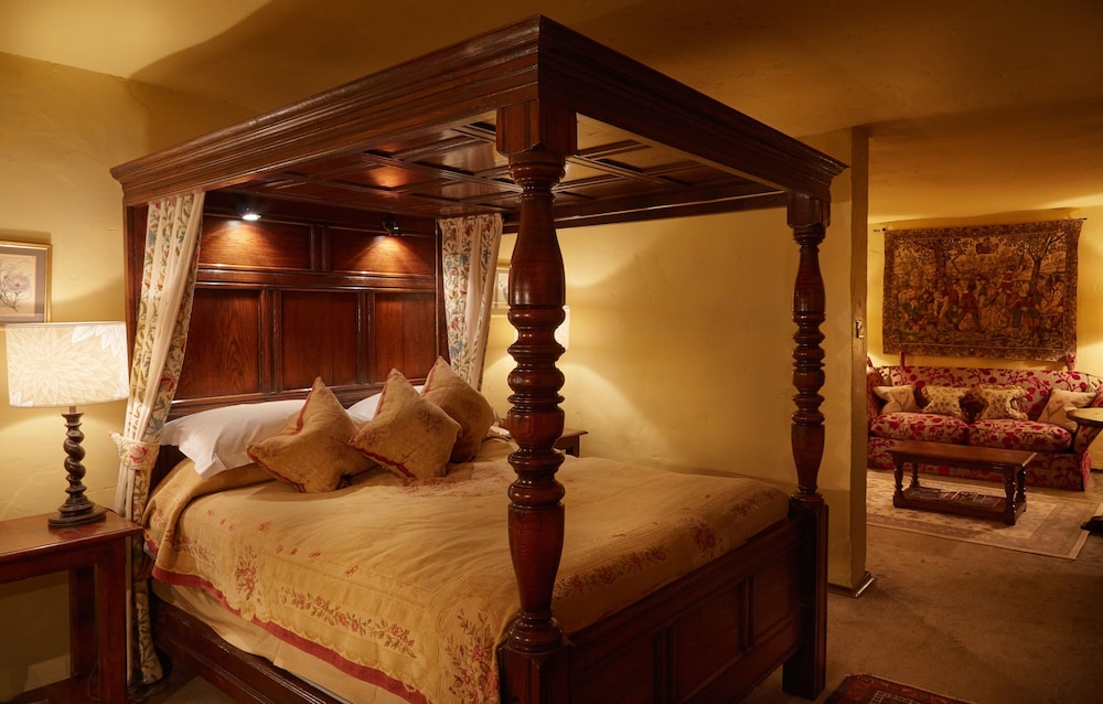 Feature Four Poster Room photo 3