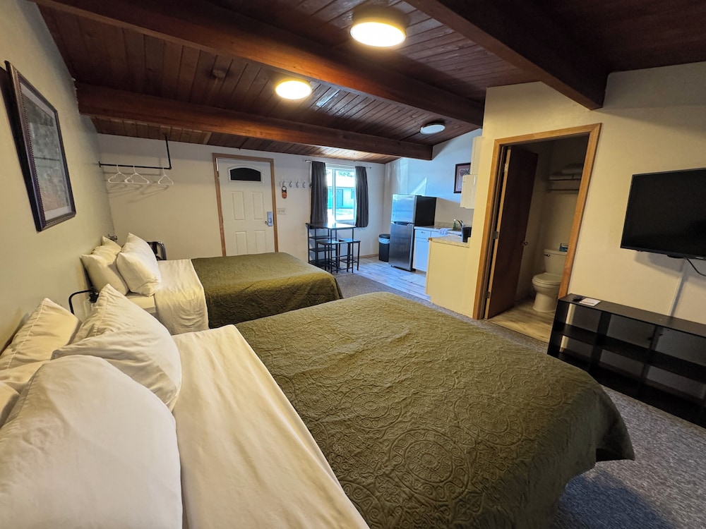 Premium Cabin, 2 Queen Beds photo 1