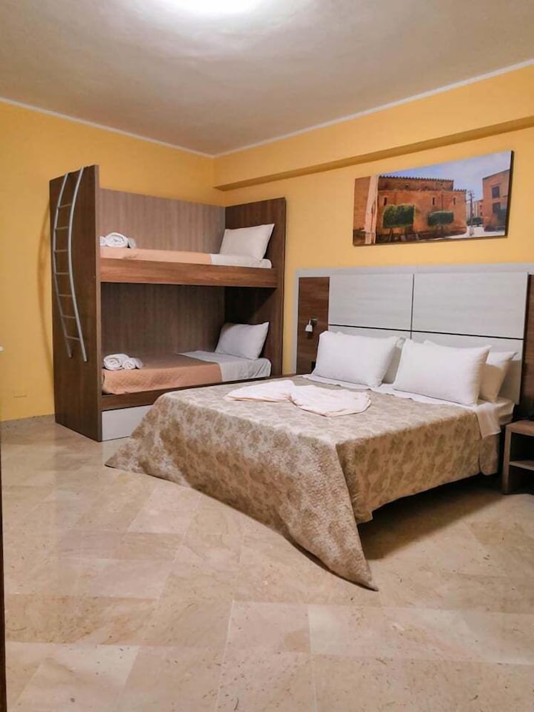 Basic Quadruple Room, 1 Queen Bed photo 3