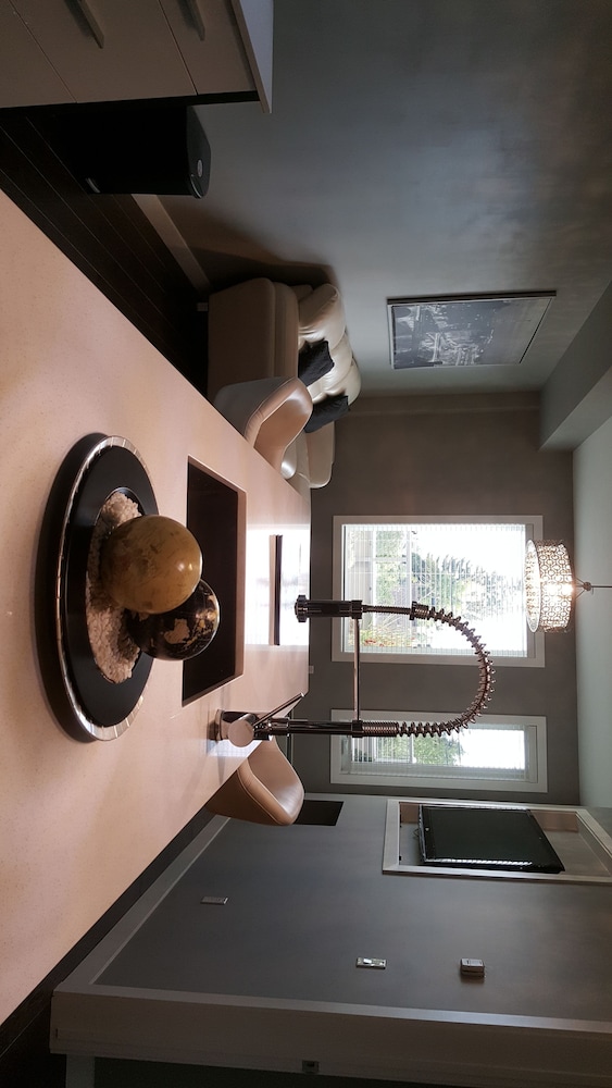1 Bedroom condo Private bathroom: 119 19 ST NW, Calgary T2N 2H8"
