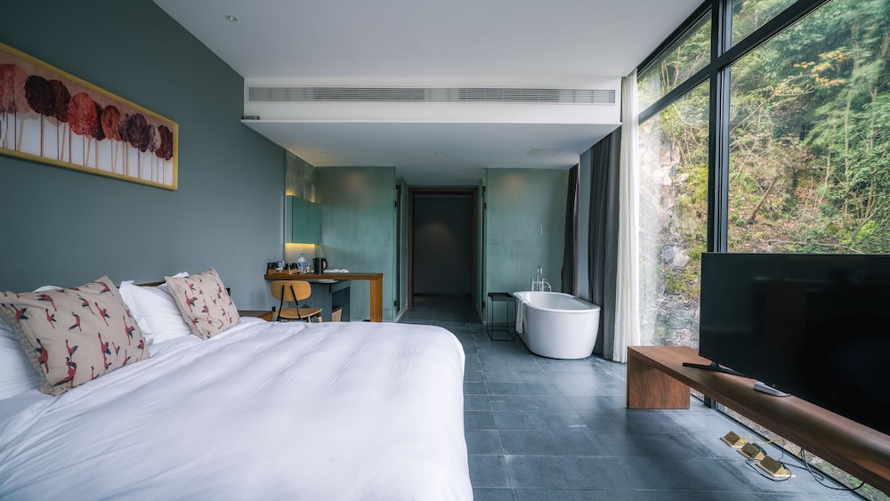 Grand Room, 1 Queen Bed, Garden View photo 3