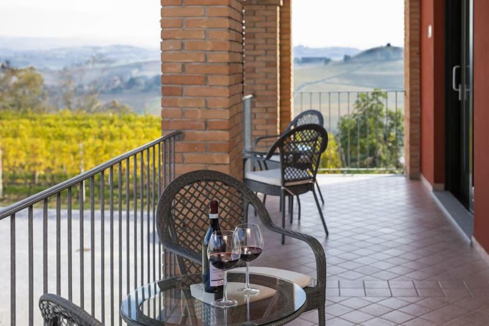 Deluxe Double Room, Ensuite, Vineyard View photo 2