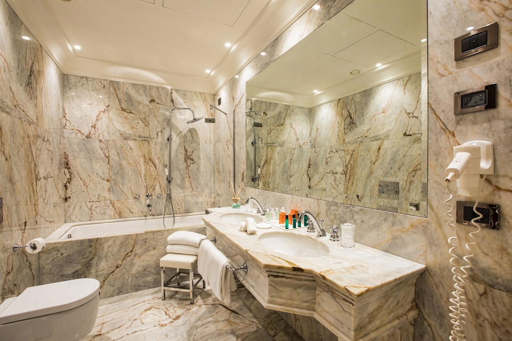 Premier Suite - Photo 8