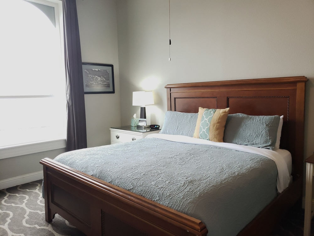 Premium Room, 1 King Bed photo 2