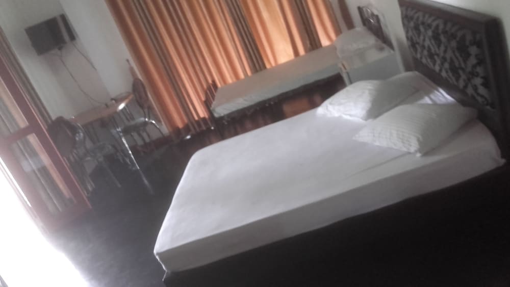 Basic Double Room, 1 Bedroom, Smoking photo 2
