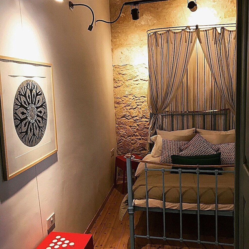Standard Room (Small) photo 2