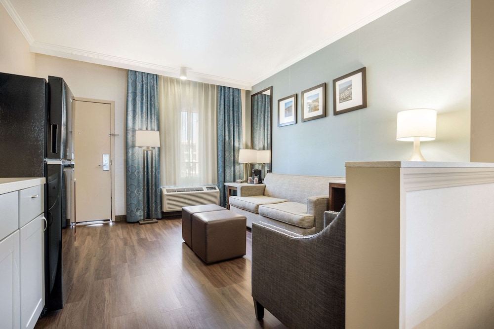 Suite, 2 Double Beds, Non Smoking, Pool View - Photo 10