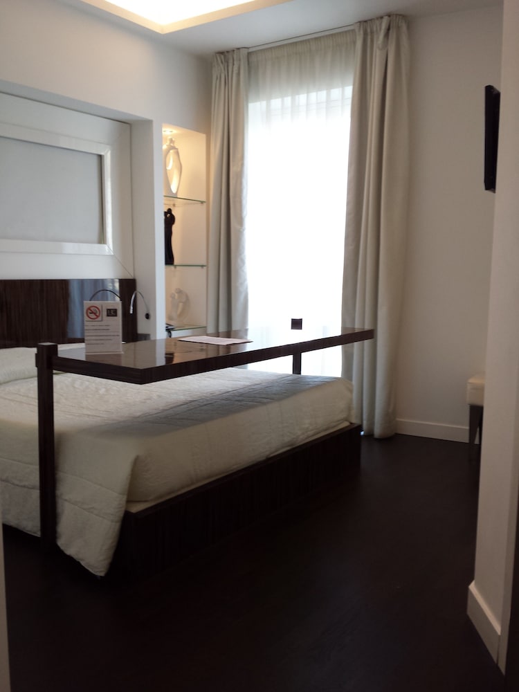 Classic Double or Twin Room - Photo 6