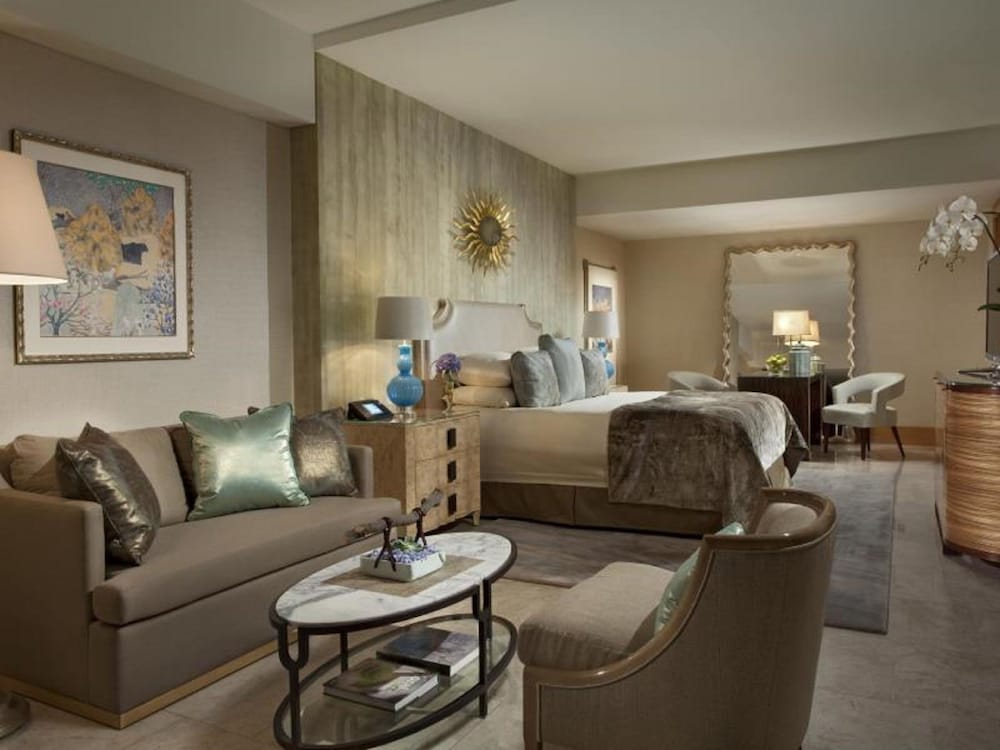 Royal Ocean Court Suite