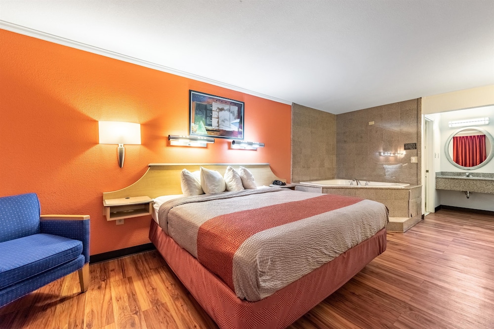 Standard Room, 1 King Bed, Non Smoking photo 1