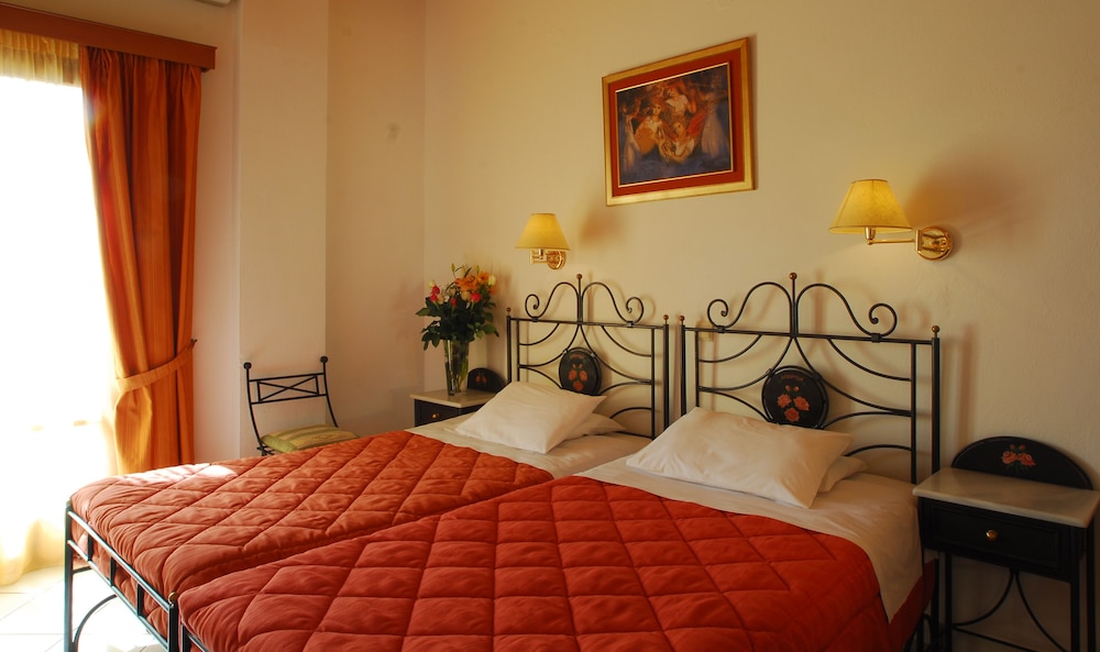 Double or Twin Room (Street View) - Photo 4