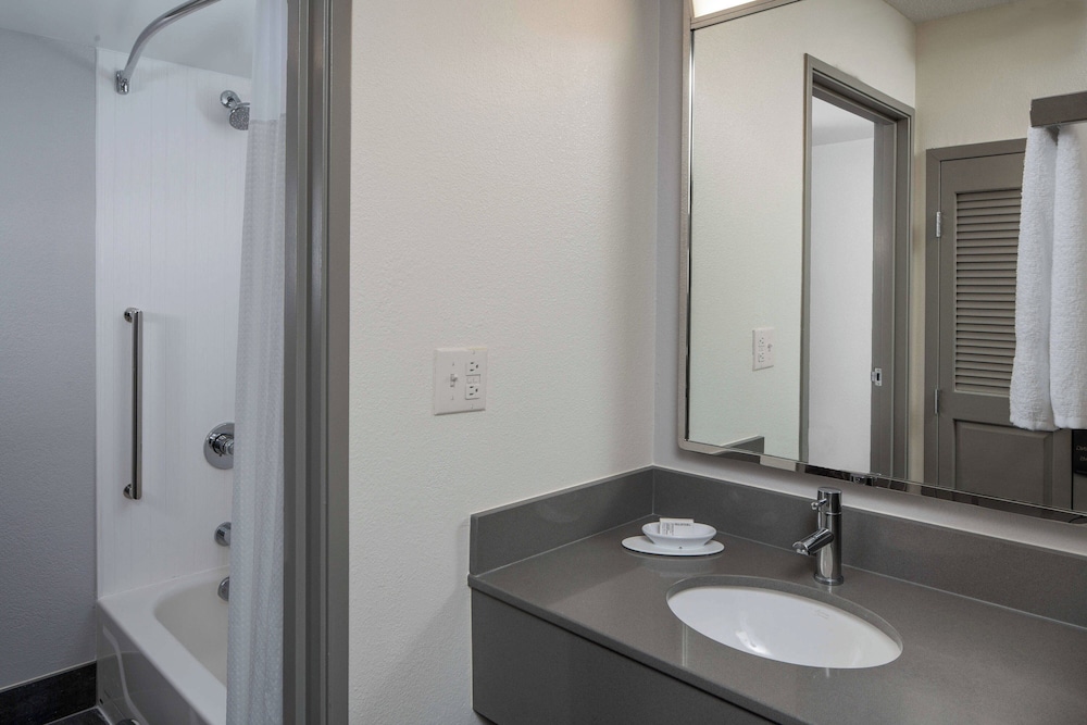 Room, 2 Queen Beds (Hearing Accessible) - Photo 3
