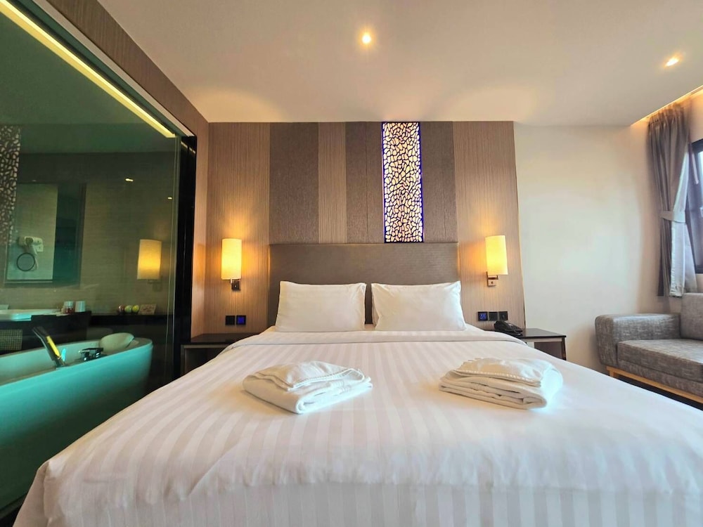 Grand Family Suite with Balcony - Photo 7