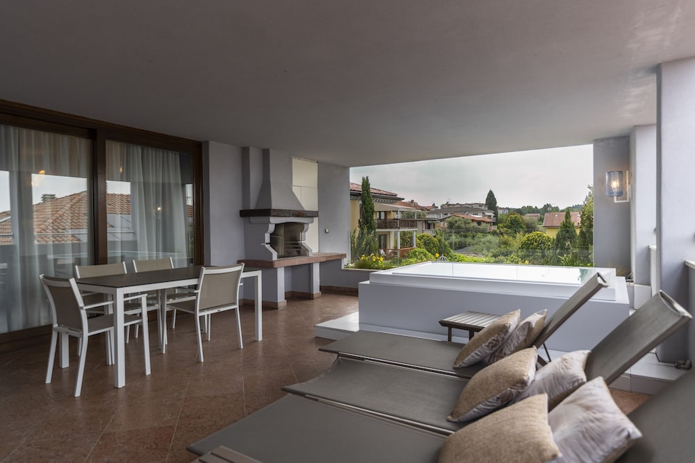 Executive Suite, 3 Bedrooms, Terrace, Lake View - Photo 14